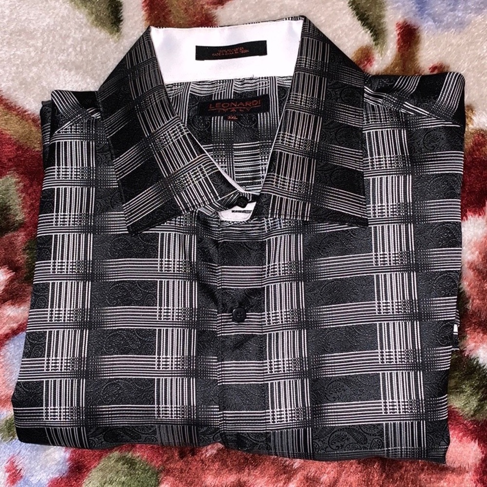 Men’s black and white button up shirt